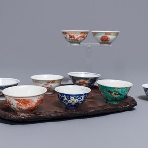 Neuf tasses à vin en porcelaine de Chine sur plateau en bois gravé, 19/20ème — photo 1
