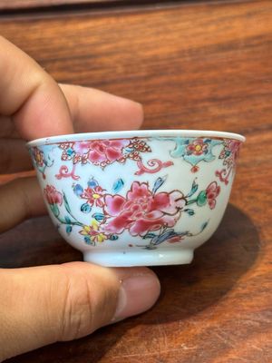 Neuf tasses et huit soucoupes en porcelaine de Chine famille rose, Yongzheng/Qianlong — photo 19