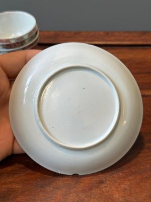 Neuf tasses et huit soucoupes en porcelaine de Chine famille rose, Yongzheng/Qianlong — photo 26