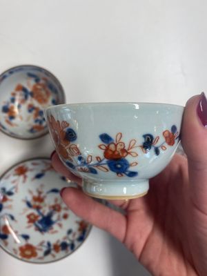 Neuf tasses et soucoupes en porcelaine de Chine en bleu, blanc, famille rose et de style Imari, Kangxi/Qianlong — photo 1