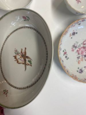 Neuf tasses et soucoupes en porcelaine de Chine en bleu, blanc, famille rose et de style Imari, Kangxi/Qianlong — photo 6
