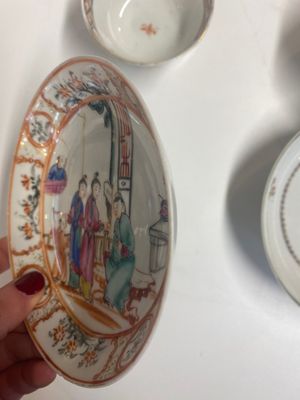 Neuf tasses et soucoupes en porcelaine de Chine en bleu, blanc, famille rose et de style Imari, Kangxi/Qianlong — photo 7