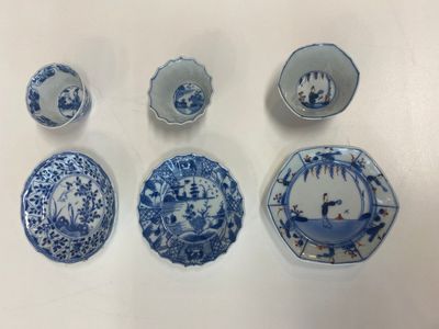 Neuf tasses et soucoupes en porcelaine de Chine en bleu, blanc, famille rose et de style Imari, Kangxi/Qianlong — photo 9