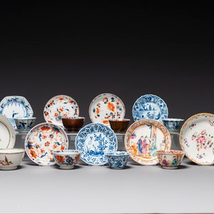 Neuf tasses et soucoupes en porcelaine de Chine en bleu, blanc, famille rose et de style Imari, Kangxi/Qianlong — photo 1