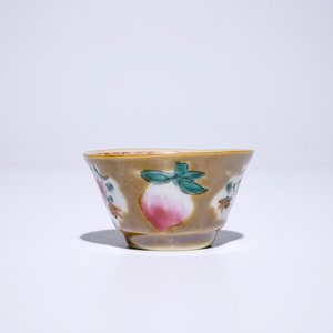 Neuf tasses et soucoupes en porcelaine de Chine famille rose sur fond brun capucin, Qianlong — photo 4