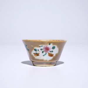 Neuf tasses et soucoupes en porcelaine de Chine famille rose sur fond brun capucin, Qianlong — photo 5