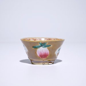 Neuf tasses et soucoupes en porcelaine de Chine famille rose sur fond brun capucin, Qianlong — photo 6