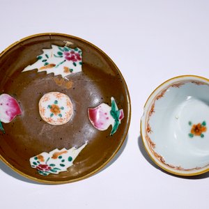 Neuf tasses et soucoupes en porcelaine de Chine famille rose sur fond brun capucin, Qianlong — photo 9