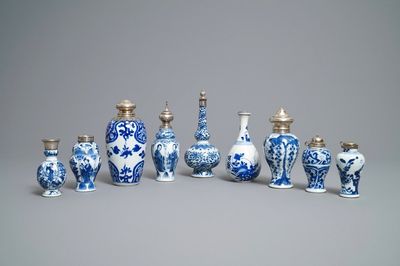 Neuf vases en porcelaine de Chine en bleu et blanc aux montures en argent, Kangxi