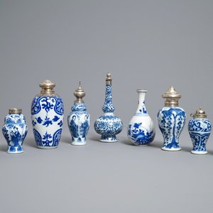 Neuf vases en porcelaine de Chine en bleu et blanc aux montures en argent, Kangxi — photo 1