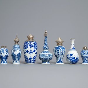 Neuf vases en porcelaine de Chine en bleu et blanc aux montures en argent, Kangxi — photo 2