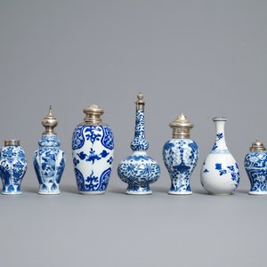 Neuf vases en porcelaine de Chine en bleu et blanc aux montures en argent, Kangxi — photo 3