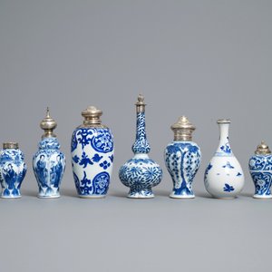 Neuf vases en porcelaine de Chine en bleu et blanc aux montures en argent, Kangxi — photo 4