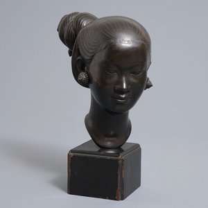 Nguyen Thanh Le (Vietnam, 1919-2006), A bronze head of a young woman on wooden base — photo 1