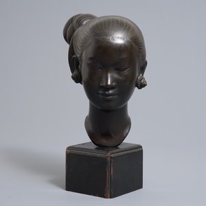 Nguyen Thanh Le (Vietnam, 1919-2006), Een bronzen hoofd van een jonge vrouw op houten sokkel — foto 2