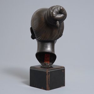 Nguyen Thanh Le (Vietnam, 1919-2006), Een bronzen hoofd van een jonge vrouw op houten sokkel — foto 4