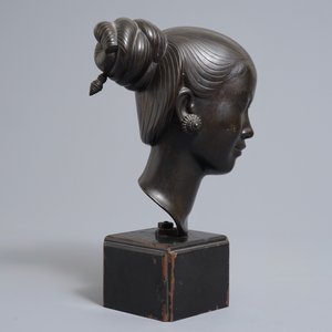 Nguyen Thanh Le (Vietnam, 1919-2006), Een bronzen hoofd van een jonge vrouw op houten sokkel — foto 5