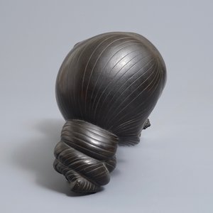 Nguyen Thanh Le (Vietnam, 1919-2006), Een bronzen hoofd van een jonge vrouw op houten sokkel — foto 6