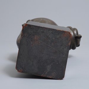 Nguyen Thanh Le (Vietnam, 1919-2006), Een bronzen hoofd van een jonge vrouw op houten sokkel — foto 7