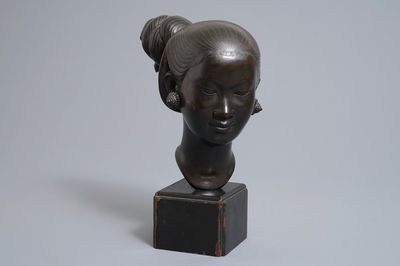 Nguyen Thanh Le (Vietnam, 1919-2006), Tête d'une jeune femme en bronze sur socle en bois