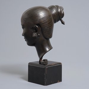 Nguyen Thanh Le (Vietnam, 1919-2006), Tête d'une jeune femme en bronze sur socle en bois — photo 3