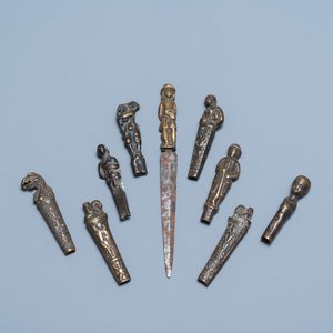 Nine bronze and brass knife handles including one with a knife, 16/18th C. — 照片 1