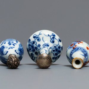 Nine Chinese blue and white miniature vases, an 'Amsterdams bont' teapot and a milk jug, Kangxi and later — photo 4