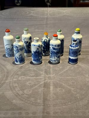 Nine Chinese blue and white snuff bottles, Kangxi and Qianlong mark, 19th C. — photo 1