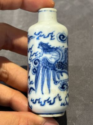 Nine Chinese blue and white snuff bottles, Kangxi and Qianlong mark, 19th C. — photo 15