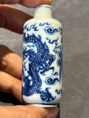 Nine Chinese blue and white snuff bottles, Kangxi and Qianlong mark, 19th C. — photo 16