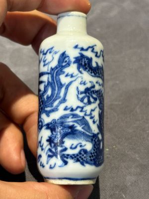 Nine Chinese blue and white snuff bottles, Kangxi and Qianlong mark, 19th C. — photo 17