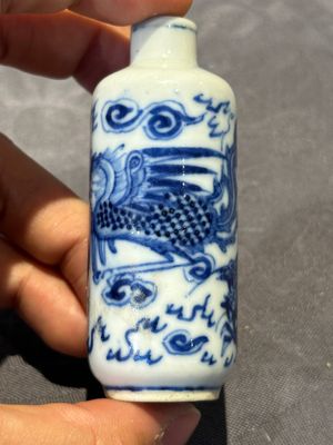 Nine Chinese blue and white snuff bottles, Kangxi and Qianlong mark, 19th C. — photo 18