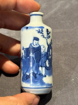 Nine Chinese blue and white snuff bottles, Kangxi and Qianlong mark, 19th C. — photo 2