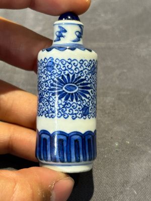 Nine Chinese blue and white snuff bottles, Kangxi and Qianlong mark, 19th C. — photo 22