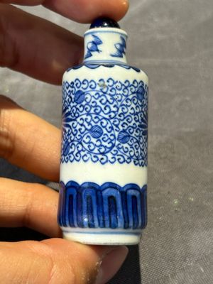 Nine Chinese blue and white snuff bottles, Kangxi and Qianlong mark, 19th C. — photo 23