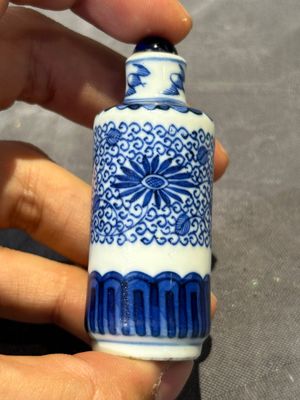 Nine Chinese blue and white snuff bottles, Kangxi and Qianlong mark, 19th C. — photo 24
