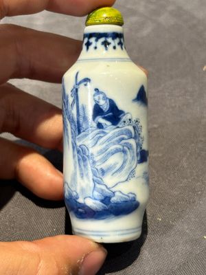 Nine Chinese blue and white snuff bottles, Kangxi and Qianlong mark, 19th C. — photo 28