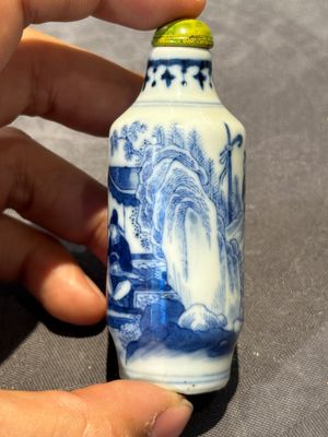 Nine Chinese blue and white snuff bottles, Kangxi and Qianlong mark, 19th C. — photo 29