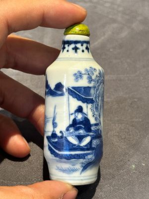 Nine Chinese blue and white snuff bottles, Kangxi and Qianlong mark, 19th C. — photo 30