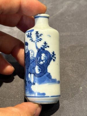 Nine Chinese blue and white snuff bottles, Kangxi and Qianlong mark, 19th C. — photo 3