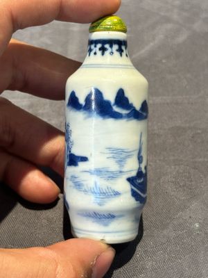 Nine Chinese blue and white snuff bottles, Kangxi and Qianlong mark, 19th C. — photo 31