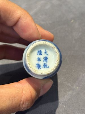 Nine Chinese blue and white snuff bottles, Kangxi and Qianlong mark, 19th C. — photo 33