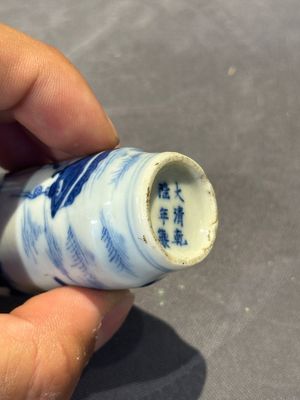 Nine Chinese blue and white snuff bottles, Kangxi and Qianlong mark, 19th C. — photo 34