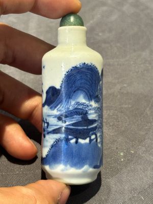 Nine Chinese blue and white snuff bottles, Kangxi and Qianlong mark, 19th C. — photo 36