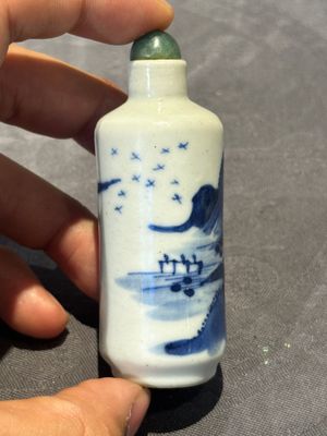 Nine Chinese blue and white snuff bottles, Kangxi and Qianlong mark, 19th C. — photo 37