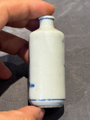 Nine Chinese blue and white snuff bottles, Kangxi and Qianlong mark, 19th C. — photo 4