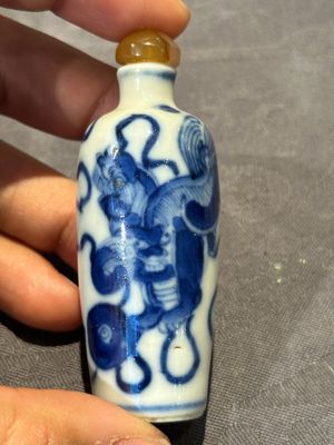 Nine Chinese blue and white snuff bottles, Kangxi and Qianlong mark, 19th C. — photo 43
