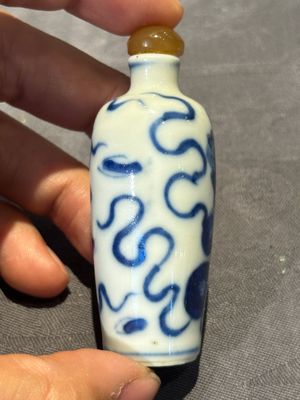 Nine Chinese blue and white snuff bottles, Kangxi and Qianlong mark, 19th C. — photo 44