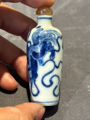 Nine Chinese blue and white snuff bottles, Kangxi and Qianlong mark, 19th C. — photo 46