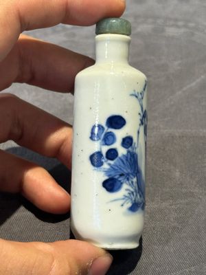 Nine Chinese blue and white snuff bottles, Kangxi and Qianlong mark, 19th C. — photo 52